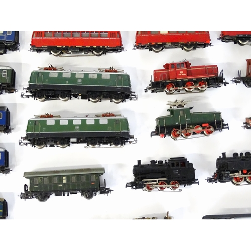 852 - Toys - Model Train / Railway Interest : A large quantity of Marklin railway items to include electri... 