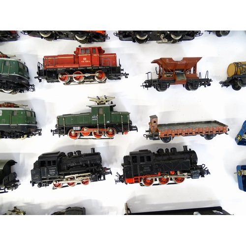 852 - Toys - Model Train / Railway Interest : A large quantity of Marklin railway items to include electri... 