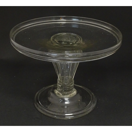 259 - A 20thC glass pedestal cake stand / tazza. Approx. 5 1/4