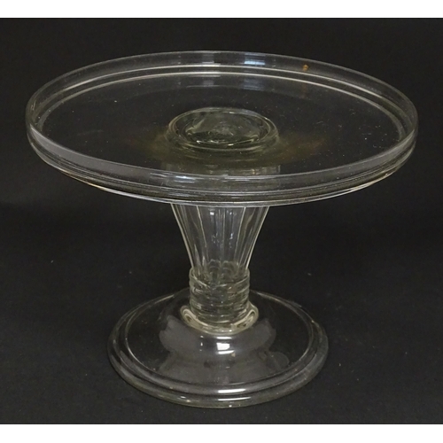 259 - A 20thC glass pedestal cake stand / tazza. Approx. 5 1/4