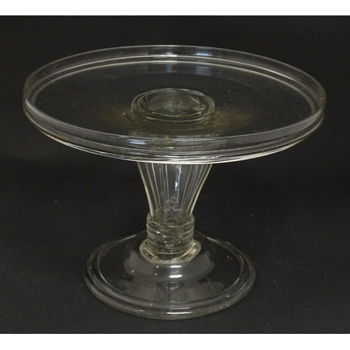 259 - A 20thC glass pedestal cake stand / tazza. Approx. 5 1/4