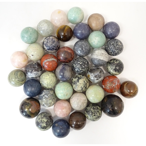 1068 - Natural History / Geology Interest: A quantity of polished hardstone specimen spheres, examples to i... 