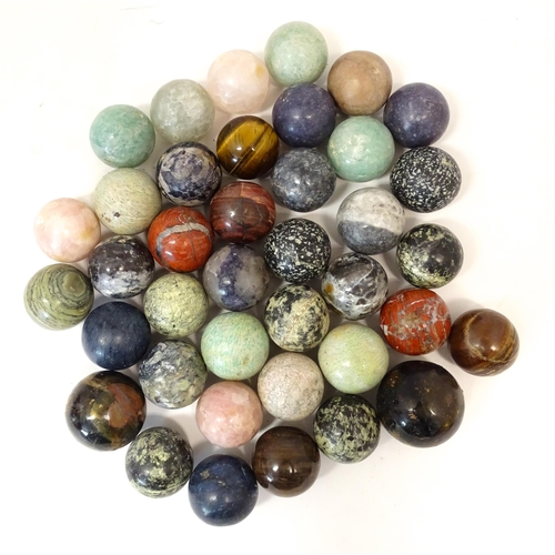 1068 - Natural History / Geology Interest: A quantity of polished hardstone specimen spheres, examples to i... 