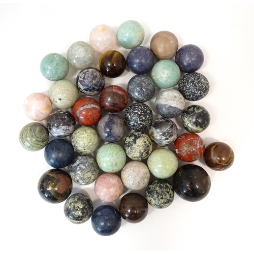 1068 - Natural History / Geology Interest: A quantity of polished hardstone specimen spheres, examples to i... 