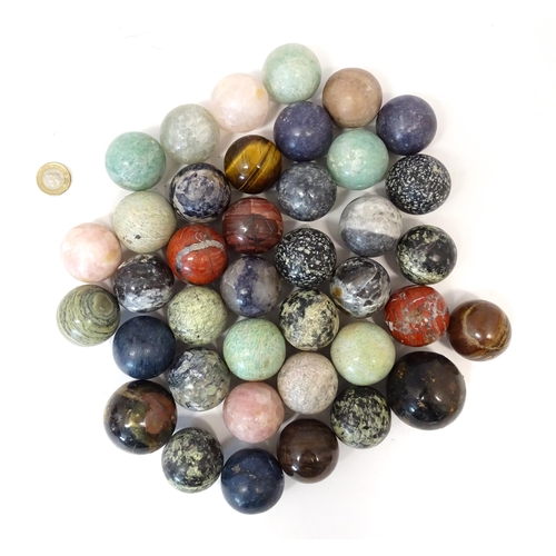 1068 - Natural History / Geology Interest: A quantity of polished hardstone specimen spheres, examples to i... 