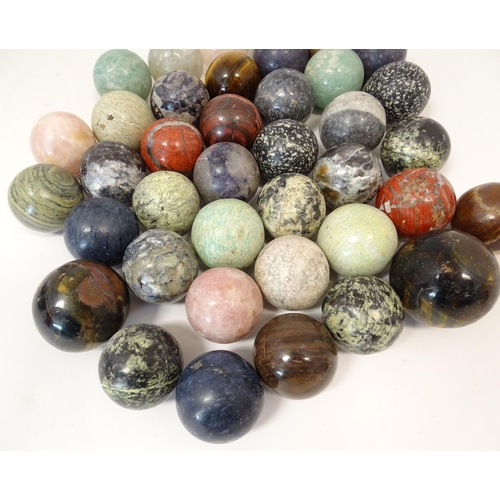 1068 - Natural History / Geology Interest: A quantity of polished hardstone specimen spheres, examples to i... 