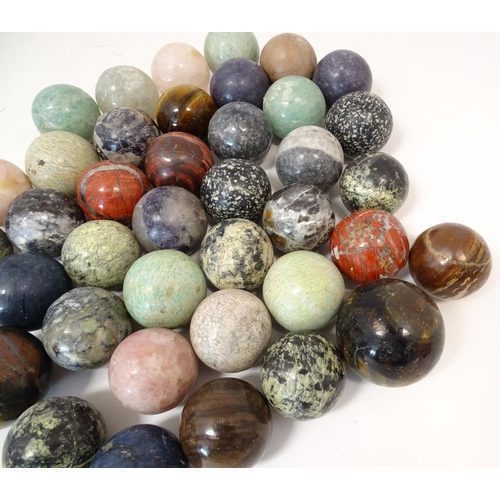 1068 - Natural History / Geology Interest: A quantity of polished hardstone specimen spheres, examples to i... 