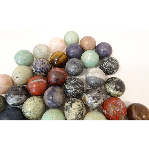 1068 - Natural History / Geology Interest: A quantity of polished hardstone specimen spheres, examples to i... 