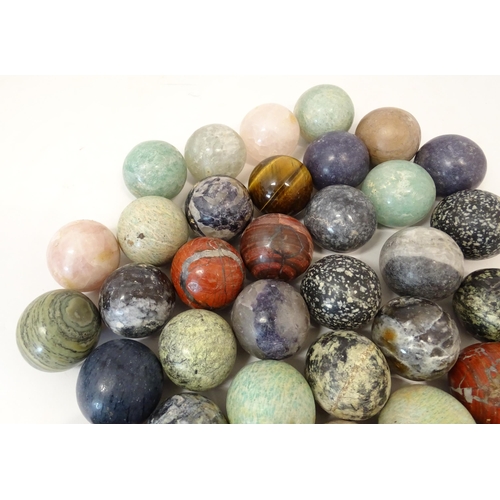 1068 - Natural History / Geology Interest: A quantity of polished hardstone specimen spheres, examples to i... 