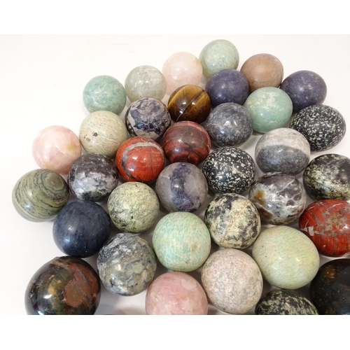 1068 - Natural History / Geology Interest: A quantity of polished hardstone specimen spheres, examples to i... 