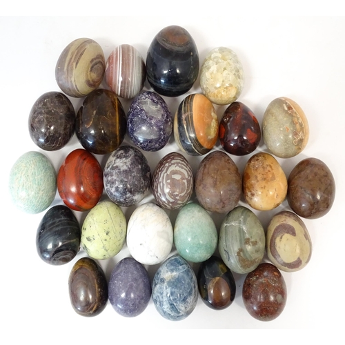 1069 - Natural History / Geology Interest: A quantity of polished hardstone specimen eggs, examples to incl... 