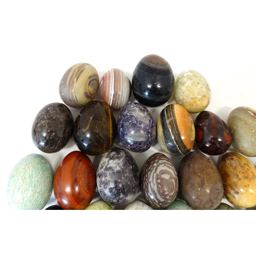 1069 - Natural History / Geology Interest: A quantity of polished hardstone specimen eggs, examples to incl... 