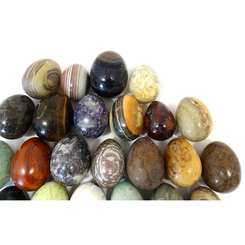 1069 - Natural History / Geology Interest: A quantity of polished hardstone specimen eggs, examples to incl... 