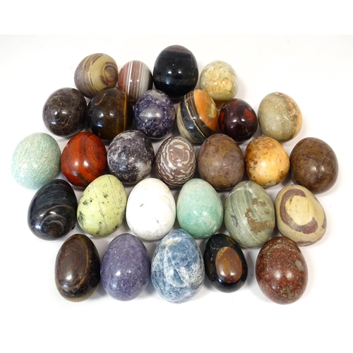 1069 - Natural History / Geology Interest: A quantity of polished hardstone specimen eggs, examples to incl... 