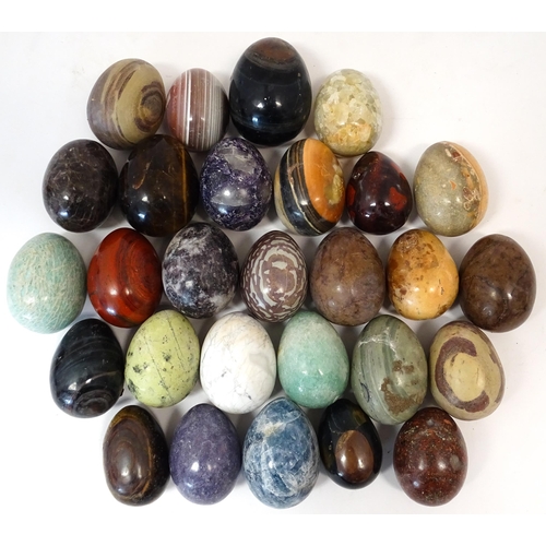 1069 - Natural History / Geology Interest: A quantity of polished hardstone specimen eggs, examples to incl... 