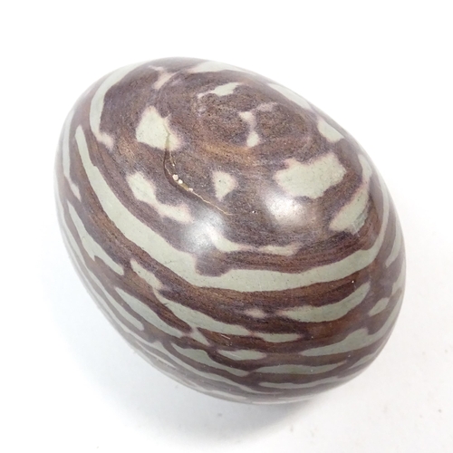 1069 - Natural History / Geology Interest: A quantity of polished hardstone specimen eggs, examples to incl... 