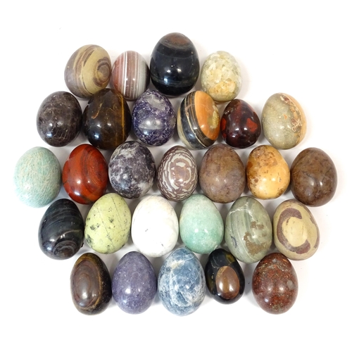 1069 - Natural History / Geology Interest: A quantity of polished hardstone specimen eggs, examples to incl... 