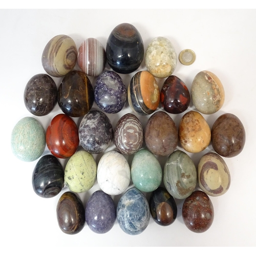 1069 - Natural History / Geology Interest: A quantity of polished hardstone specimen eggs, examples to incl... 