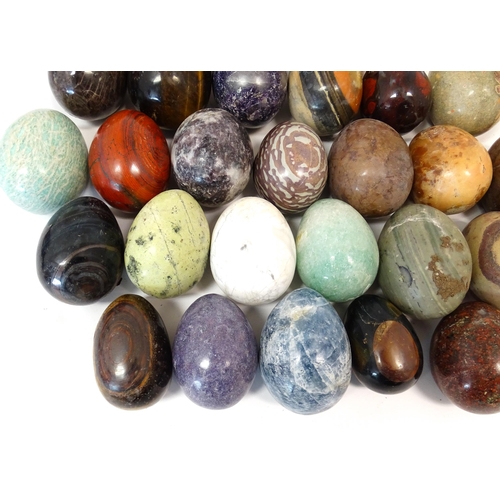 1069 - Natural History / Geology Interest: A quantity of polished hardstone specimen eggs, examples to incl... 