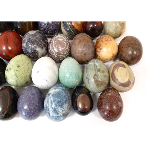 1069 - Natural History / Geology Interest: A quantity of polished hardstone specimen eggs, examples to incl... 