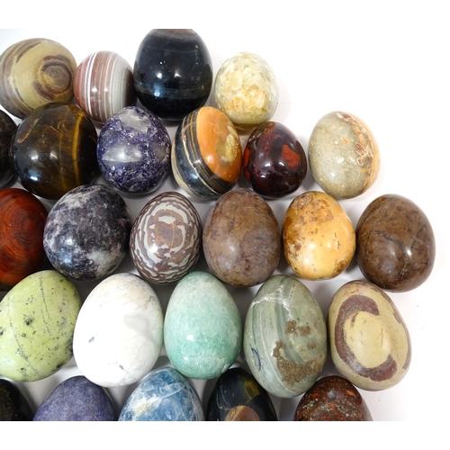 1069 - Natural History / Geology Interest: A quantity of polished hardstone specimen eggs, examples to incl... 