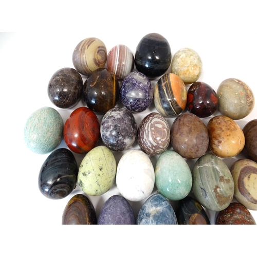 1069 - Natural History / Geology Interest: A quantity of polished hardstone specimen eggs, examples to incl... 