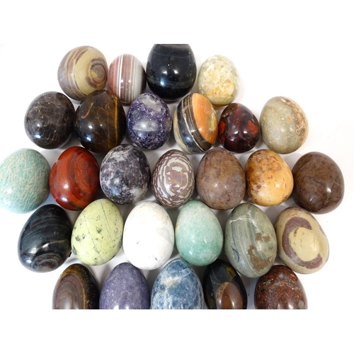 1069 - Natural History / Geology Interest: A quantity of polished hardstone specimen eggs, examples to incl... 