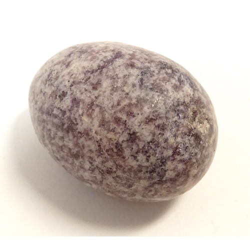 1073 - Natural History / Geology Interest: A large quantity of small polished hardstone specimen eggs, exam... 