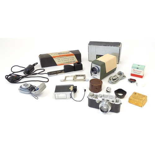 1186 - A Leica III RF 35mm film camera together with a Cabin 35mm Slide Projector, a Lecia Brightline Viewf... 