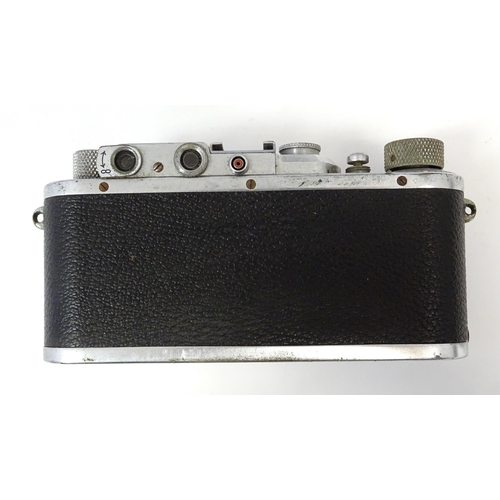 1186 - A Leica III RF 35mm film camera together with a Cabin 35mm Slide Projector, a Lecia Brightline Viewf... 