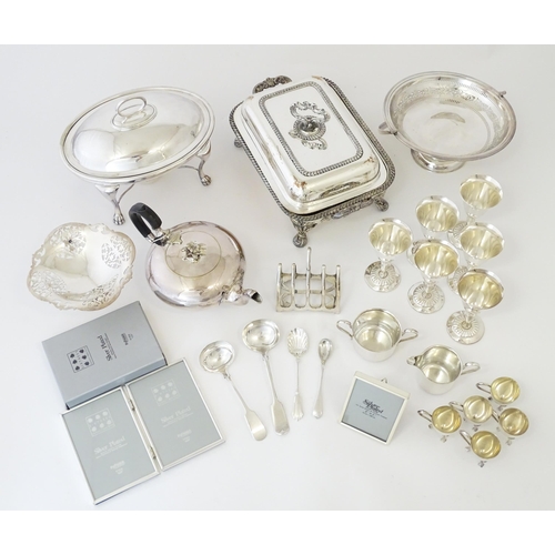 578 - A quantity of silver plated wares to include entree dishes, chafing dish, goblets, photographs frame... 