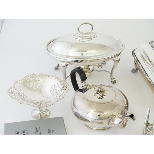 578 - A quantity of silver plated wares to include entree dishes, chafing dish, goblets, photographs frame... 