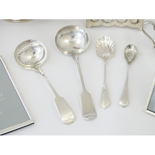 578 - A quantity of silver plated wares to include entree dishes, chafing dish, goblets, photographs frame... 