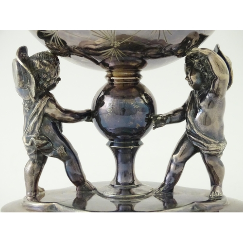 587 - An American silver plate serving dish with figural detail, maker Reed & Barton. Approx. 9 1/2