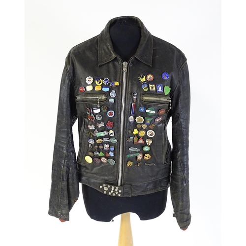 1287 - Vintage fashion / clothing: A vintage black leather biker jacket with a quantity of collectors badge... 