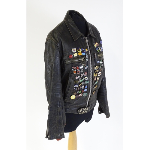 1287 - Vintage fashion / clothing: A vintage black leather biker jacket with a quantity of collectors badge... 