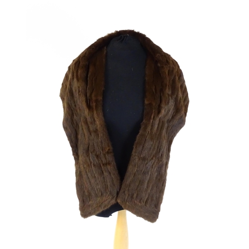 1290 - Vintage fashion / clothing: A large fur stole with Joseph Fox (furrier) Ltd, Sheffield label to the ... 