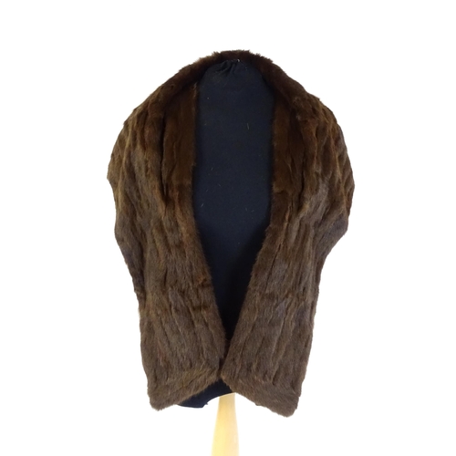 1290 - Vintage fashion / clothing: A large fur stole with Joseph Fox (furrier) Ltd, Sheffield label to the ... 