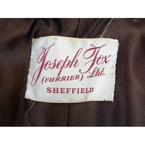 1290 - Vintage fashion / clothing: A large fur stole with Joseph Fox (furrier) Ltd, Sheffield label to the ... 