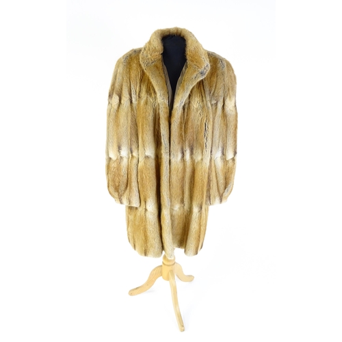 1293 - Vintage fashion / clothing: A vintage fur coat. Chest measures 42