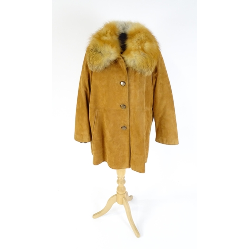 1305 - Vintage fashion / clothing: A tan coloured suede jacket with detachable fur collar and lining. Chest... 