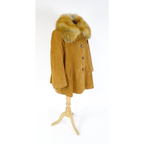 1305 - Vintage fashion / clothing: A tan coloured suede jacket with detachable fur collar and lining. Chest... 