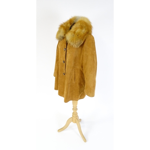 1305 - Vintage fashion / clothing: A tan coloured suede jacket with detachable fur collar and lining. Chest... 