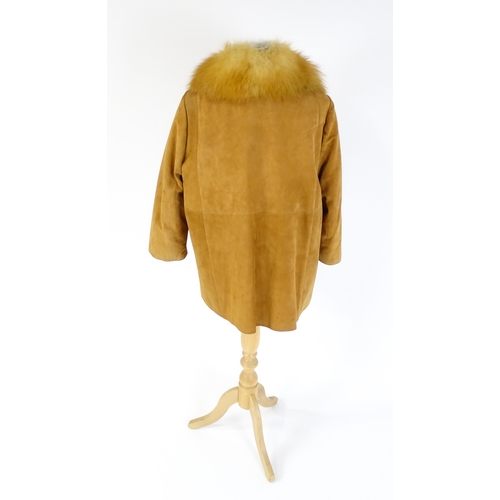 1305 - Vintage fashion / clothing: A tan coloured suede jacket with detachable fur collar and lining. Chest... 