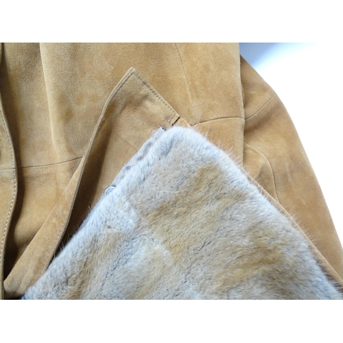 1305 - Vintage fashion / clothing: A tan coloured suede jacket with detachable fur collar and lining. Chest... 