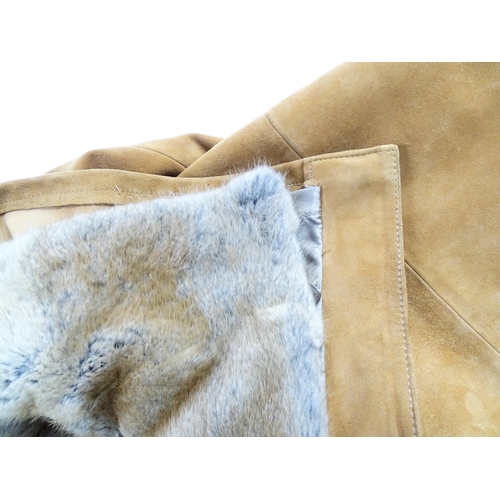 1305 - Vintage fashion / clothing: A tan coloured suede jacket with detachable fur collar and lining. Chest... 