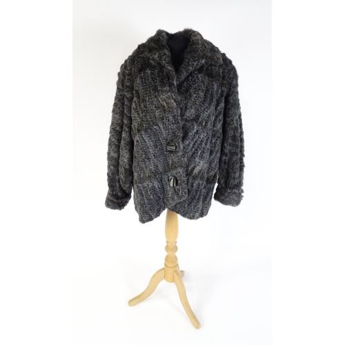 1308 - Vintage fashion / clothing: A short length vintage fur coat by Barone, Parma. Chest approx. 42