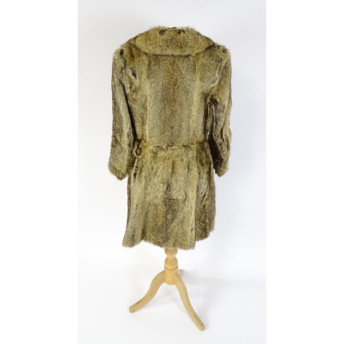 1311 - Vintage fashion / clothing: A mid length fur coat with matching hat. Chest approx. 36