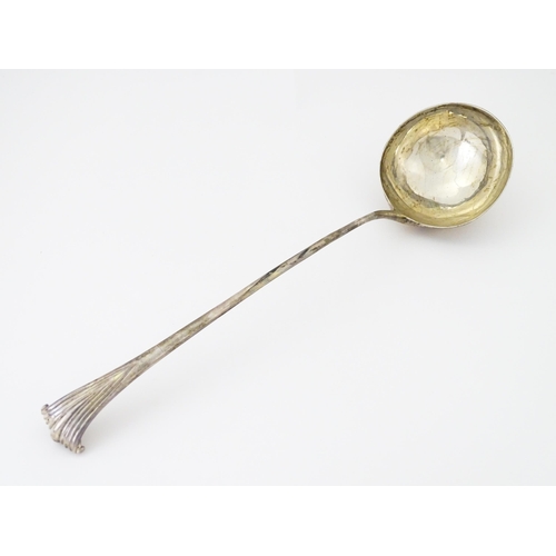 280 - An 18thC silver Onslow pattern ladle, London c.1762 maker Thomas & William Chawner. Approx. 14 1/2