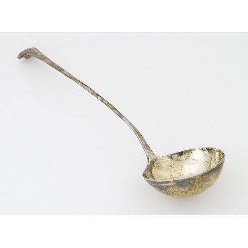 280 - An 18thC silver Onslow pattern ladle, London c.1762 maker Thomas & William Chawner. Approx. 14 1/2